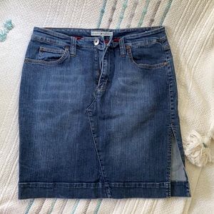 Stretchy denim skirt.